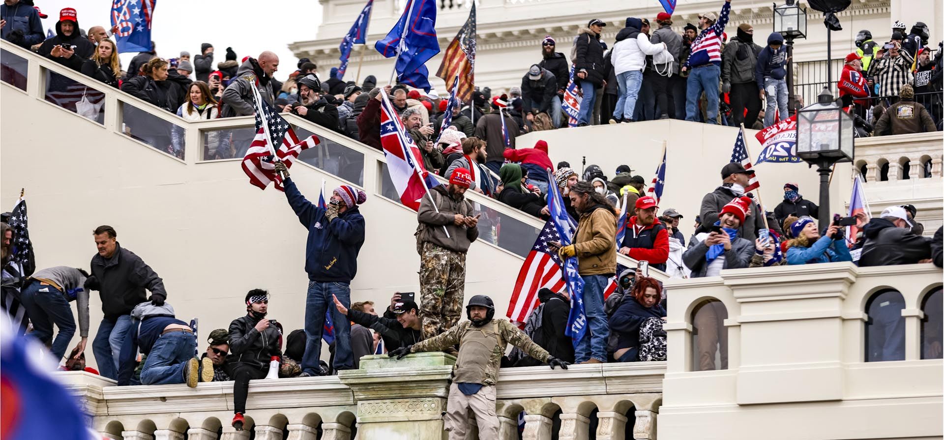 Manifestantes pro Trump se manifiestan en el Capitolio de los EE. UU. En Washington el 6 de enero de 2021. Una nueva encuesta muestra que un año después de la letal insurrección del 6 de enero en el Capitolio de los EE. UU., solo 4 de cada 10 republicanos recuerdan el ataque de sus partidarios del expresidente Donald Trump como muy violento o extremadamente violento.