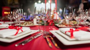 Mesa dulce, brindis y cuenta saladísima: cuánto cuesta salir a cenar en Navidad en Rosario