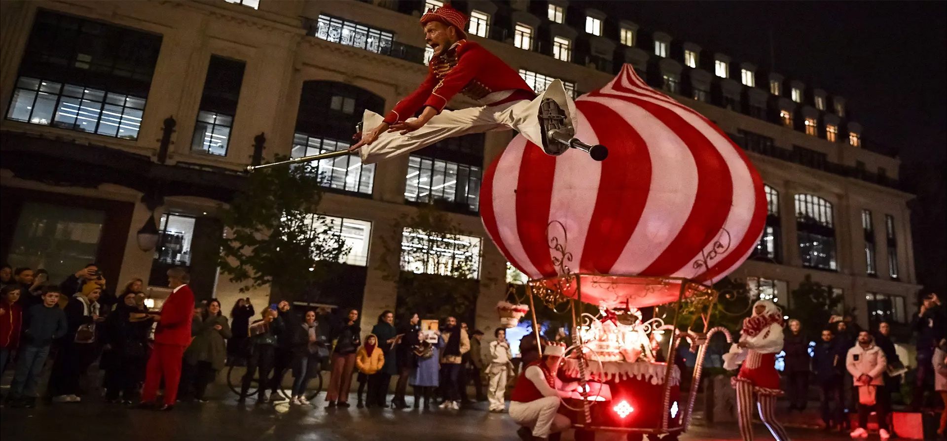 Acróbatas actúan durante el lanzamiento del escaparate navideño de los grandes almacenes Samaritaine, París, Francia. Fotografía: ABACA/Shutterstock Acróbatas actúan durante el lanzamiento del escaparate navideño de los grandes almacenes Samaritaine, París, Francia. Fotografía: ABACA/Shutterstock