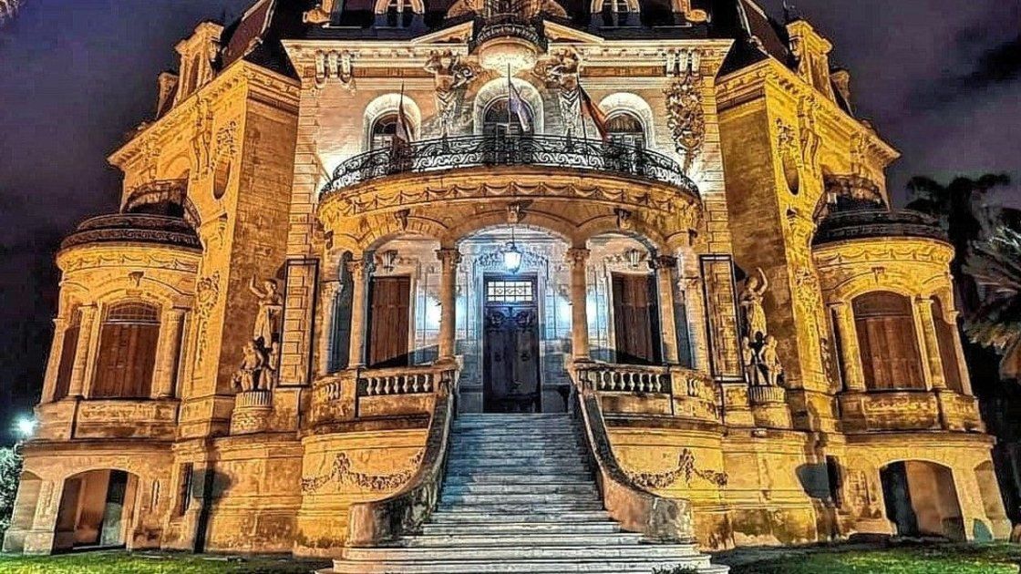 El palacio fue construido desde 1916 por el arquitecto Gabriel Dulín y ejecutada por el constructor Luis Pepey. El palacio fue construido desde 1916 por el arquitecto Gabriel Dulín y ejecutada por el constructor Luis Pepey.