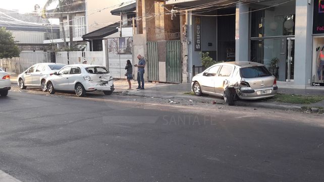 Perdió el control, chocó y volcó en pleno Bulevar Gálvez