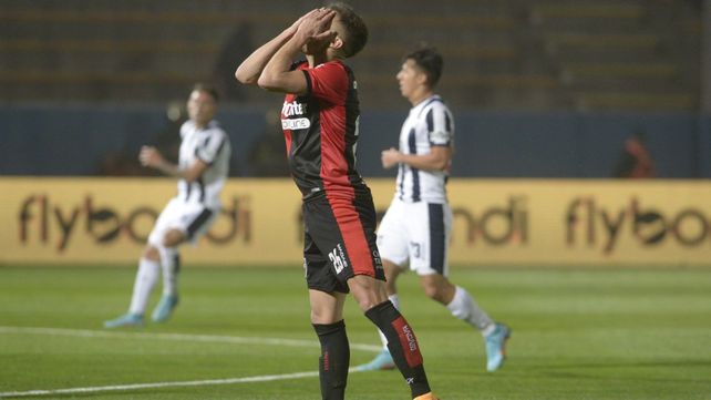 Para agarrarse la cabeza. Ramiro Sordo sintió una molestia y debió salir. Las lesiones persiguen a Newells.