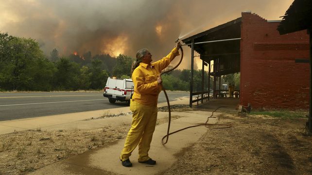 Incendios forestales fuera de control azotan grandes regiones de California