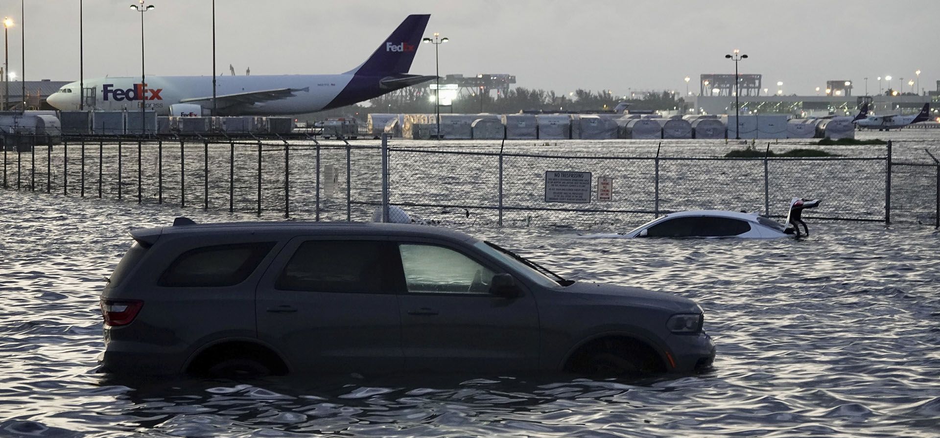 Las inundaciones persisten en el Aeropuerto Internacional de Fort Lauderdale-Hollywood el jueves 13 de abril de 2023 después de que fuertes lluvias azotaran el sur de Florida el miércoles. (Joe Cavaretta/South Florida Sun-Sentinel vía AP)