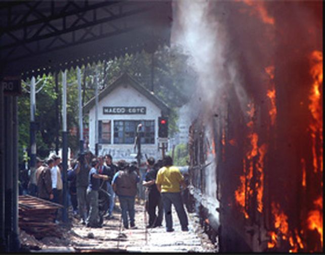 Incendiaron formaciones en estaciones de Haedo y Ramos Mej&iacute;a tras descarrilamiento de un tren