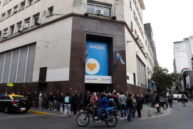 En el informe se destaca la notable caída en las jubilaciones (-38%) y las asignaciones familiares (- 29%)