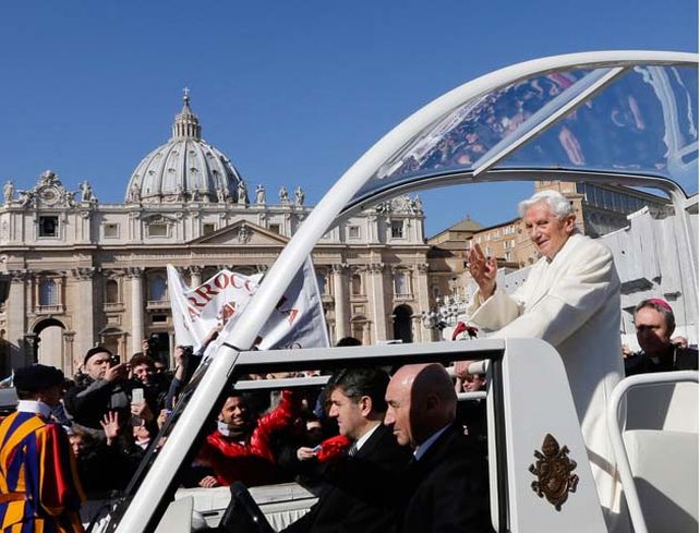 Emotiva despedida del papa Benedicto XVI en el Vaticano ante miles de fieles