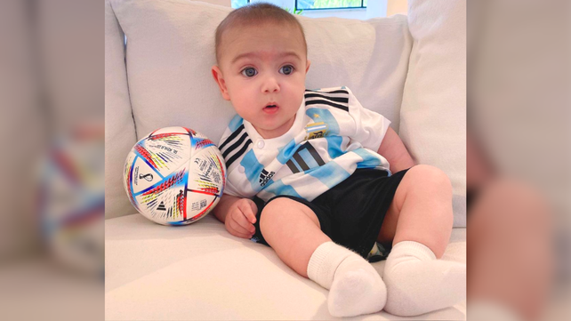 Francisco Fernández Yáñez viste la camiseta de la Selección Argentina mientras espera el comienzo del partido - 27/9/2022 (via @alferdezok/&nbsp;@fabiolaoficialok)