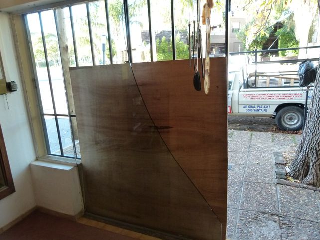 Atraparon a dos delincuentes robando dentro de un comercio en el barrio Guadalupe