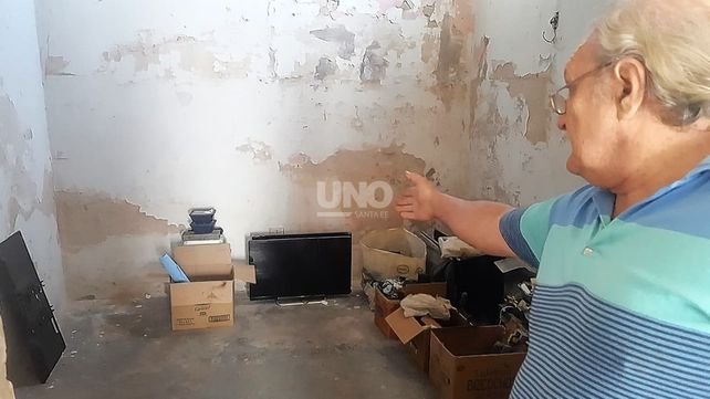 Le vaciaron el taller. Miguel muestra lo poco que le dejaron los delincuentes.&nbsp;