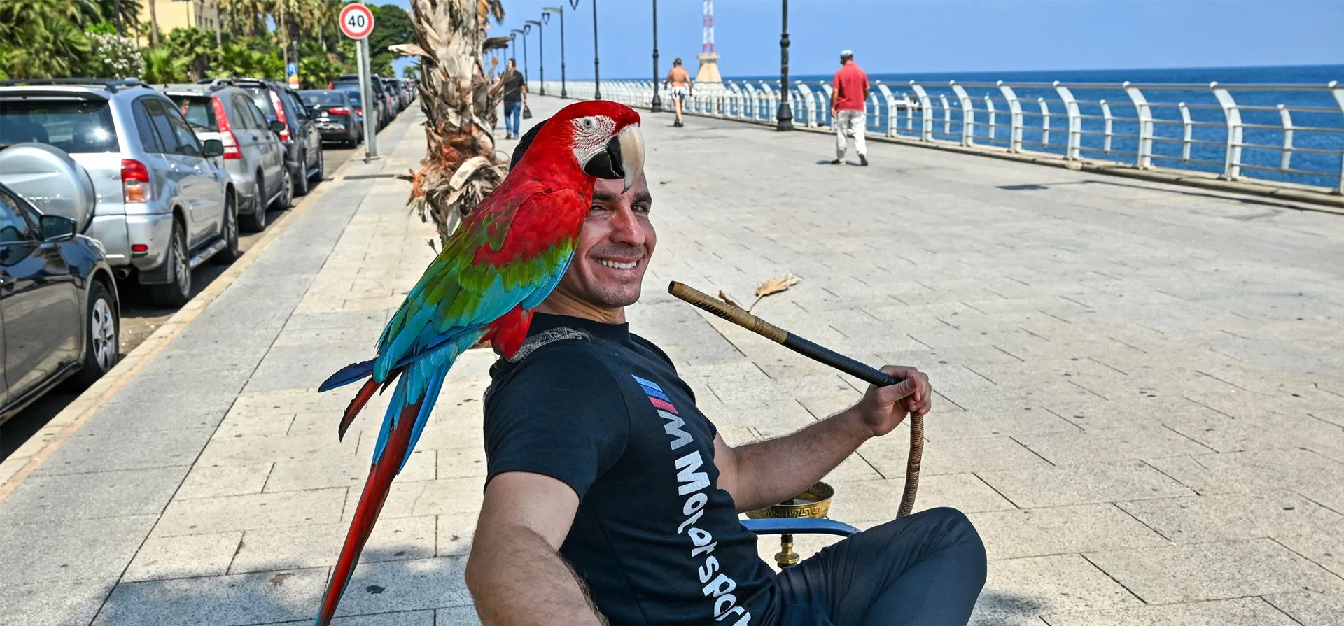 Un hombre fuma una pipa de agua sentado en un banco con su loro mascota en el paseo marítimo de Ain el-Mreisseh, Beirut, Líbano. Fotografía: Joseph Eid/AFP/Getty Images Un hombre fuma una pipa de agua sentado en un banco con su loro mascota en el paseo marítimo de Ain el-Mreisseh, Beirut, Líbano. Fotografía: Joseph Eid/AFP/Getty Images