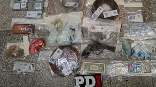 Parte de lo secuestrado en el domicilio allanado por PDI.