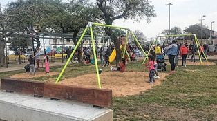 Estaba en la plaza de barrio Santa Rosa de Lima cuando dos hombres en moto le pegaron un balazo