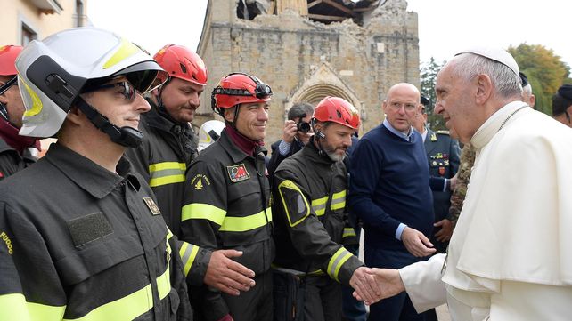 Impactantes fotos de la visita del Papa a Amatrice, el pueblo italiano devastado por un terremoto