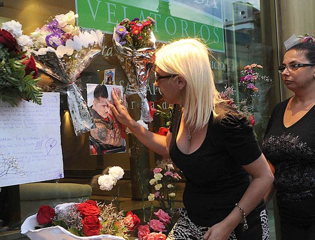 Sólo una decena de personas en el velatorio de Ricardo Fort que transcurre en total hermetismo