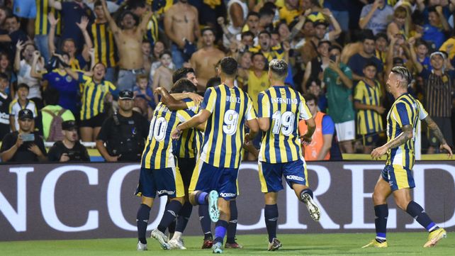 Los futbolistas canallas celebran el tanto de Malcorra