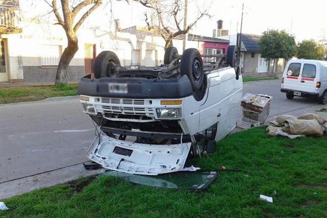 La camionte traffic que volcó luego del accidente en barrio Candioti Norte. Foto: gentileza @fmsol915