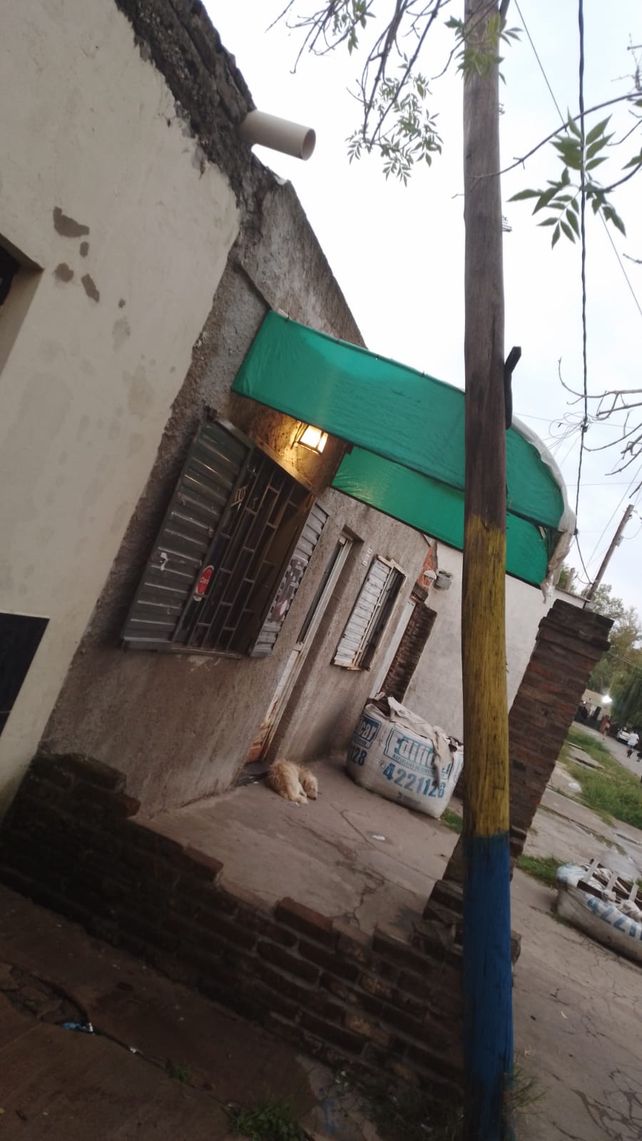 Se multiplican en Rosario los postes a punto de caer
