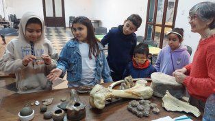 Los especialistas explicaron qué tipo de restos analiza cada disciplina ante la mirada de los niños.