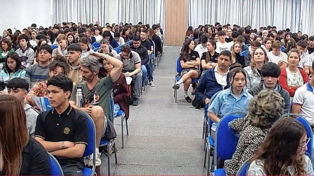 Jovenes de diferentes escuelas de Paraná participan de la capacitación de la Boleta Única de Papel.