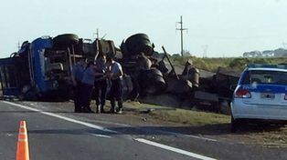Volcó un camión en Autopista Santa Fe - Rosario