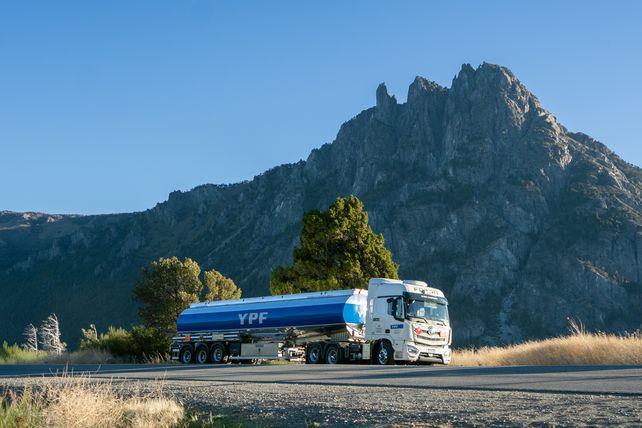 FOTON Auman R 2443: seguridad y potencia en cargas peligrosas de la mano de Grupo Corven