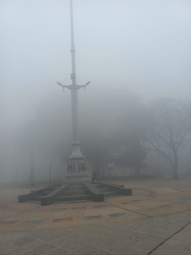 Humo en el centro. La plaza central de Villa Constitución