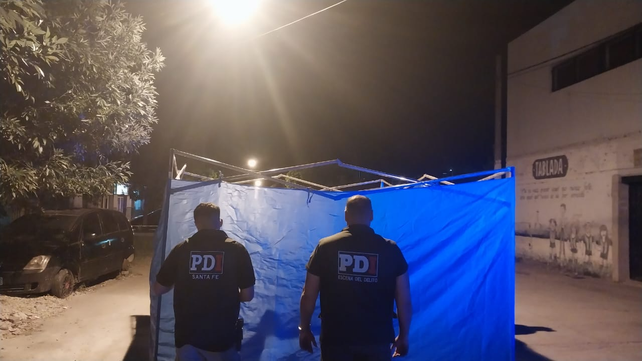 Nuevo crimen en Rosario. Agentes de la Policía de Investigaciones colocaron un gazebo en Ameghino y Necochea, para preserva la escena del hecho. 