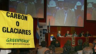 Activistas de Greenpeace irrumpieron en un acto de Cristina en El Calafate