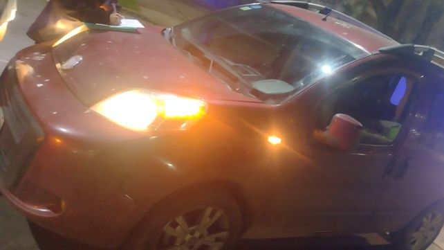 Uno de los vidrios de la Fiat Qubo quedó quebrado por un golpe.