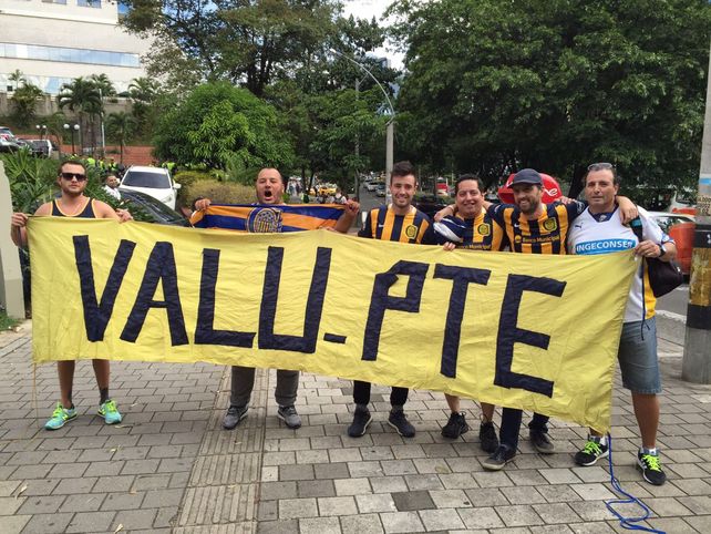 Los hinchas de Central reúnen su euforia canalla en Medellín para ir juntos hacia el estadio