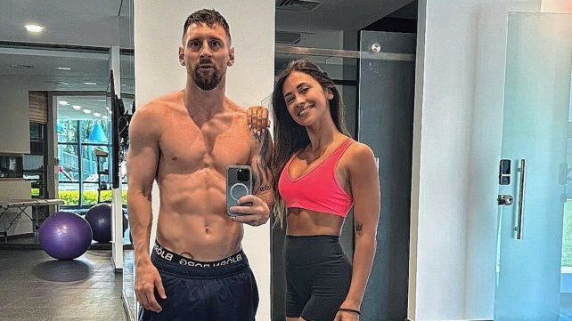 Lionel Messi subió a sus redes una foto junto a su esposa donde mostró su gran forma física.
