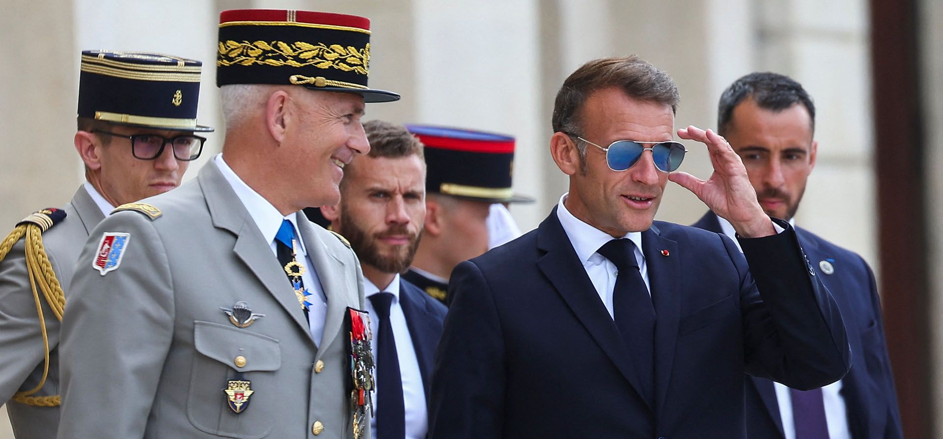 El general Loic Mizon, gobernador militar de París (a la izquierda), y el presidente francés Emmanuel Macron esperan para dar la bienvenida al rey Maha Vajiralongkorn y a la reina Suthida de Tailandia durante una ceremonia oficial de bienvenida en París, Francia, el lunes 29 de junio de 2026. (Abdul Saboor/Pool Photo vía AP) El general Loic Mizon, gobernador militar de París (a la izquierda), y el presidente francés Emmanuel Macron esperan para dar la bienvenida al rey Maha Vajiralongkorn y a la reina Suthida de Tailandia durante una ceremonia oficial de bienvenida en París, Francia, el lunes 29 de junio de 2026. (Abdul Saboor/Pool Photo vía AP)