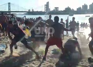 Descontrol total: brutal pelea en la playa de la Costanera Este entre un grupo de jóvenes