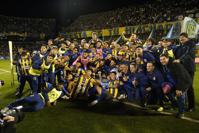 Los futbolistas de Central celebran eufóricos el gran triunfo en el clásico ante Newells.