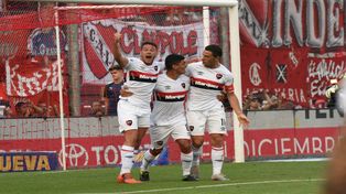 Un trío que se las trae. Alexis, Rivero y Maxi Rodríguez se abrazan para festejar el tercero de los rojinegros.