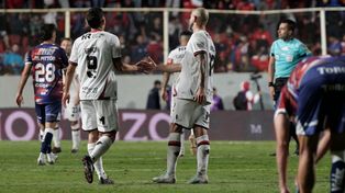 Cocoliso González saluda a Juanchón García, al que llenó de elogios. Newells la tiene difícil tras el empate ante Unión, pero el delantero confía.