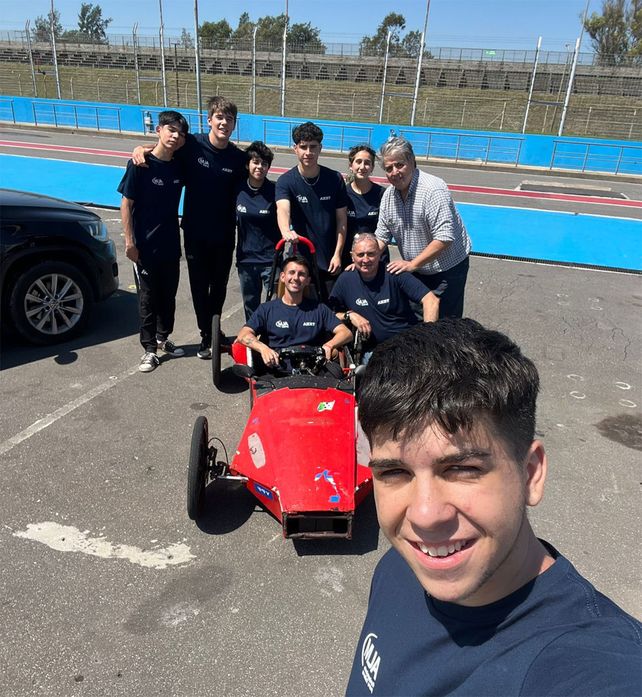 Escuela rosarina pone primera en la carrera de autos eléctricos de YPF