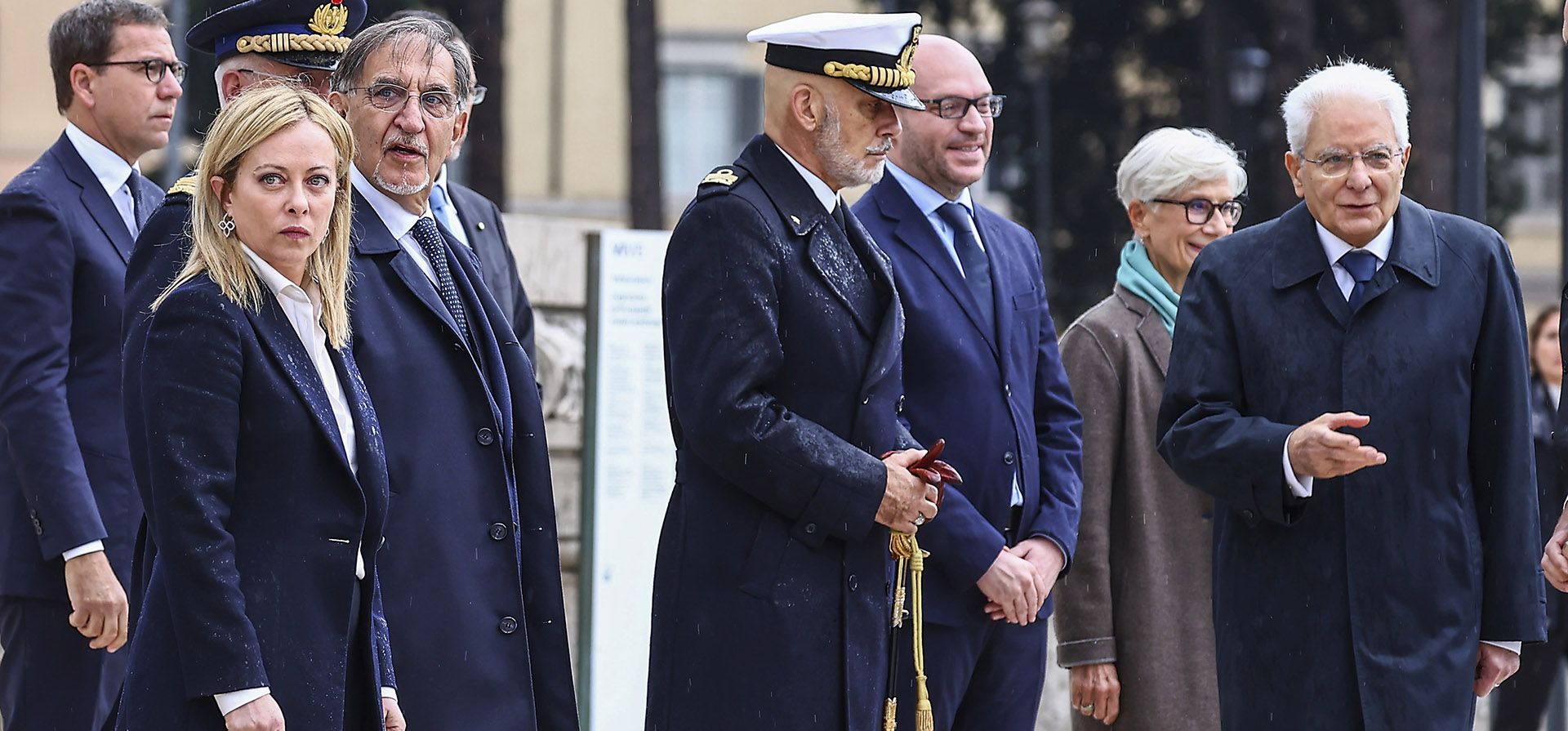 La primer ministro italiano, Giorgia Meloni, se encuentra con el presidente del Senado italiano, Ignazio La Russa, segundo desde la izquierda, mientras asisten a una ceremonia con el presidente italiano, Sergio Mattarella, a la derecha, y el presidente de la Cámara Baja del Parlamento, Lorenzo Fontana, tercero desde la derecha, para la celebración del Día de la Unidad Nacional y de las Fuerzas Armadas, en el monumento al Soldado Desconocido, en Roma, el viernes 4 de noviembre de 2022.