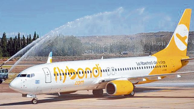 Bajo costo. Flybondi comenzó a volar desde Rosario con destino a Iguazú el 13 de marzo de 2019 y fue subsidiada para fomentar el turismo local.