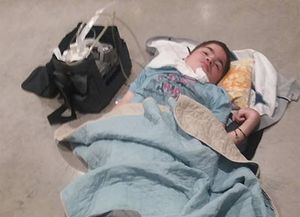 La conmovedora imagen de un chico argentino en Londres: perdieron su silla de ruedas y pasó horas en el suelo