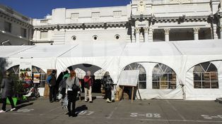 La explanada de la Legislatura se convirtió en una gran feria de productores