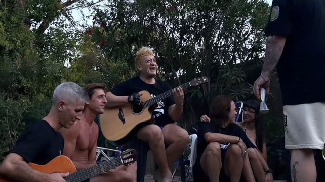 El Pity Álvarez tocó la guitarra junto a un conjunto de artistas locales
