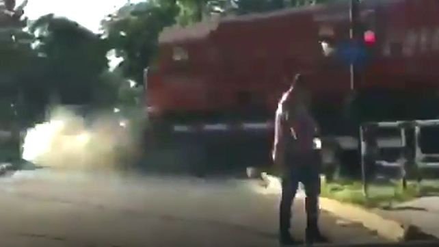 Video: el conductor de un auto se baja justo a tiempo y evita ser arrollado por un tren