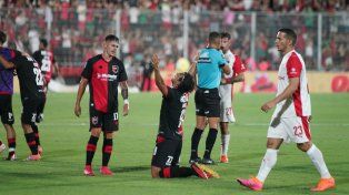 Michael Hoyos festeja su gol ante Independiente, que marcó el 1 a 1 de Newells y ratificó alguna mejoría en el equipo, mientras se acerca Franco García. Fue en la segunda fecha.
