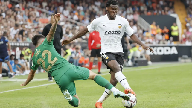 Elche rescata un empate en Valencia en el regreso del argentino Almirón