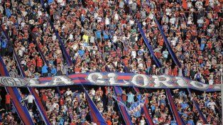 La barra brava de San Lorenzo se metió al entrenamiento para apretar a los jugadores.