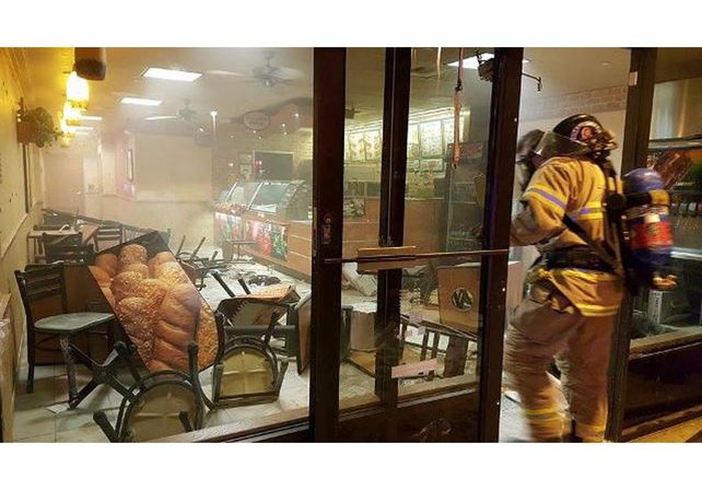 Video: salió desnuda del baño de un local y destrozó todo