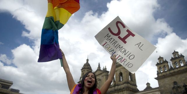 Las 16 parejas llegaron al Capitolio romano acompañadas por familiares y en algunos casos por hijos para un acto de carácter ante todo político. (Foto archivo)