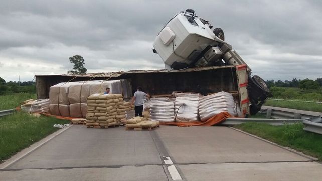 Impresionante vuelco de un camión en uno de los ingresos a la ciudad de Santa Fe